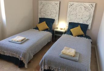 Chambre d h  te Mas de Silvacane allows 18 year olds to book a room