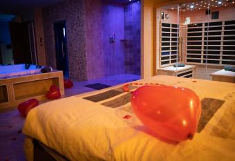 LE LOFT A BULLES (85m2 Jacuzzi Hammam Billiard Bar Douche Sauna) allows 18 year olds to book a room