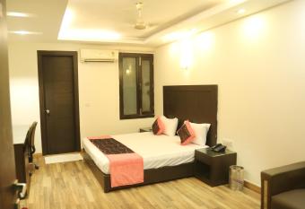 HOTEL RAJMAHAL INN has rooms with a private hot tub