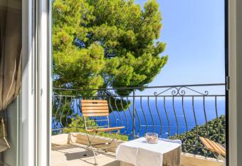 Sea view apartment between Nice and Monaco - 1 has Balcony rooms