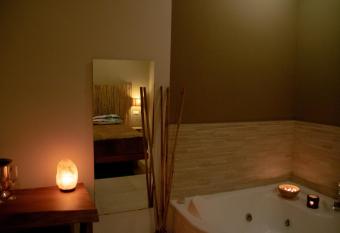 Rallegranza has rooms with a private hot tub