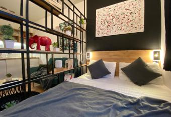 Mickitos Modern & Cozy Studio allows 18 year olds to book a room