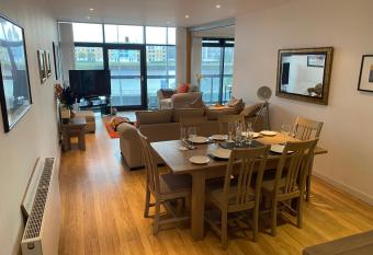 Clydeside Apartment COP26 - Glasgow has Balcony rooms