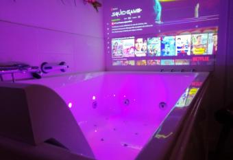 Le 2005 Double BALNEO, Lit QUEEN SIZE, soir  e romantique has Balcony rooms