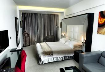 WH Hotel allows 18 year olds to book a room