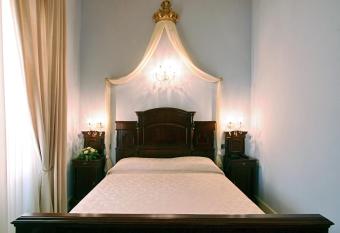 Hotel Villa Borghesi has rooms with a private hot tub