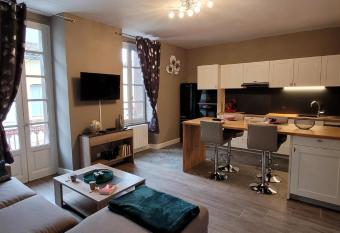 Appartement Le Moulin Vert allows 18 year olds to book a room