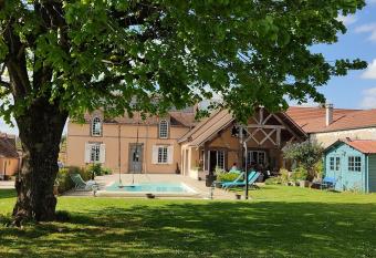 Atelier des sens 89 has Balcony rooms