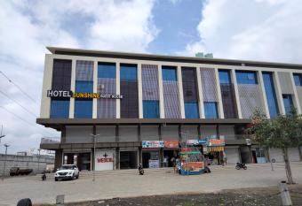 Hotel Sunshine allows 18 year olds to book a room