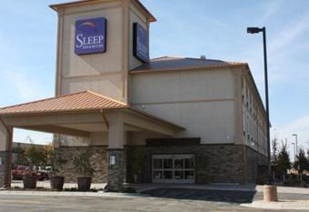 Sleep Inn & Suites & Conference Center has rooms with a private hot tub