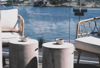 Sk  rg  rdshotellet H  n   allows 18 year olds to book a room