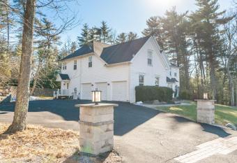 Hot Tub-King Suite-Pet Friendly-Fenced Yard-Fire Pit-500Mbps-Fireplace has rooms with a private hot tub