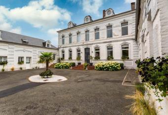 Le Clos allows 18 year olds to book a room