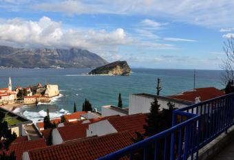 Belvedere Apartments has Balcony rooms