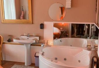 Chambre romantique has rooms with a private hot tub