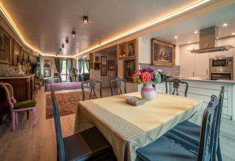 The Gallery Guest House - Garden and Garage has Balcony rooms