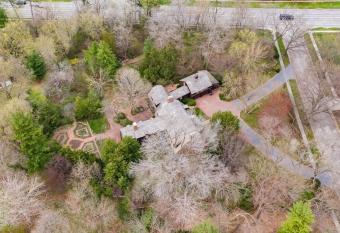 Beautiful in town acreage has Balcony rooms