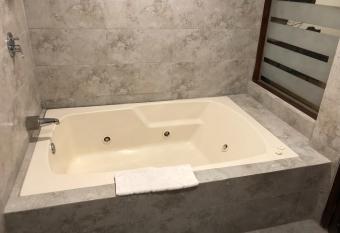 S   by Raymipampa has rooms with a private hot tub