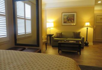 Best Western Plus Hawthorne Terrace Hotel has rooms with a private hot tub