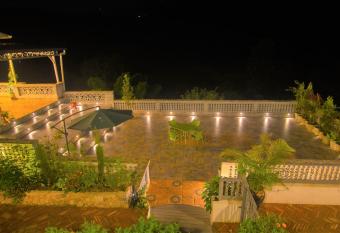 The Blue Door - Luxury Villa on Foothills of Mussoorie has Balcony rooms
