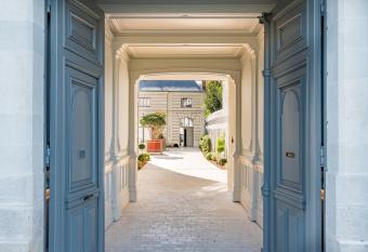 Les Tr  sori  res allows 18 year olds to book a room