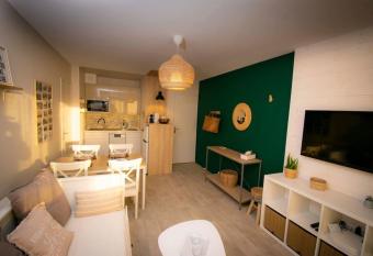 Le Patio - Calme et cosy avec loggia - 100m de la plage - Parking - Wifi has Balcony rooms