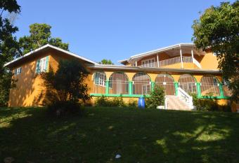 Stunning 3-Bedroom house in Ocho Rios Upton has Balcony rooms