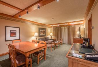 Banff Park Lodge has Balcony rooms