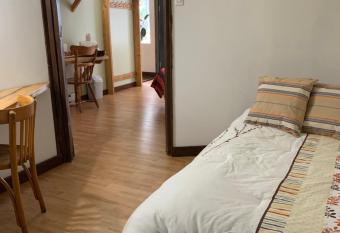 Auberge de Ferme-Neuve has rooms with a private hot tub