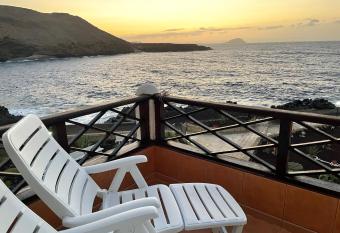 Apt with spectacular sea view has Balcony rooms