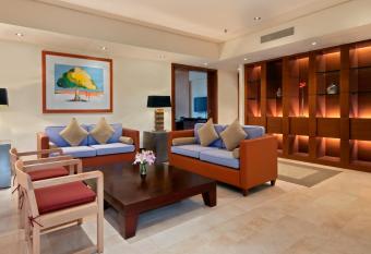 Hilton Kuwait Resort has rooms with a private hot tub