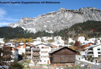 Hotel Vorab - Kulinarische Vielfalt has rooms with a private hot tub