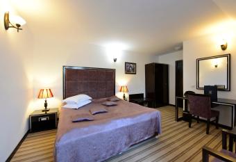 CONTELE VLADIMIR has rooms with a private hot tub