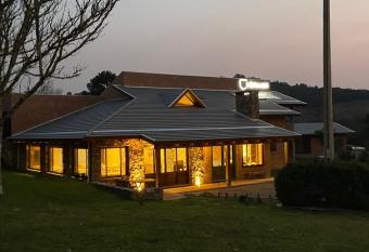 A Estalagem allows 18 year olds to book a room