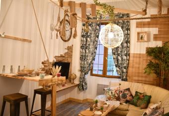 Le Cabanon H24,Atypique,Cosy,Port,Plage,Wifi,Netflix allows 18 year olds to book a room