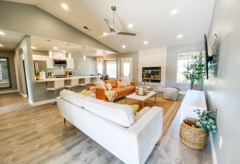 The Desert Sun - Amazing Private Villa For You has Balcony rooms