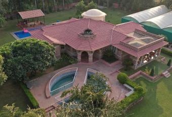 The Orchard Farm - An Luxury Villa with Private Pool near Gurgoan has rooms with a private hot tub