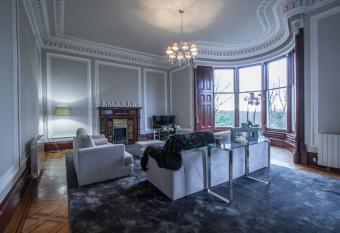 PAISLEY APARTMENT NEAR GLASGOW AIRPORT allows 18 year olds to book a room