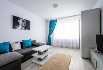 Single room with private bath apartment allows 18 year olds to book a room