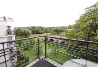 Bord de Seine has Balcony rooms