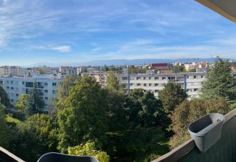 Appartement avec belle vue et place de parking has Balcony rooms