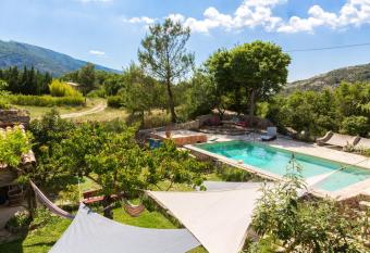 Villa de 3 chambres avec piscine privee jardin amenage et wifi a Vauvenargues has Balcony rooms