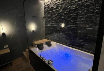 The Pearl - In the heart of Skopje has rooms with a private hot tub