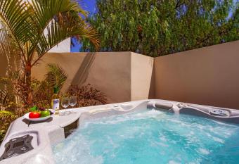 Villa Luna has rooms with a private hot tub