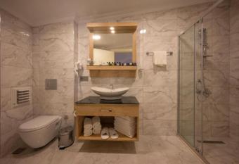 Porta Romanos Hotel has rooms with a private hot tub