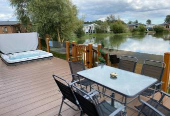 Indulgence Lakeside Lodge i2 with hot tub, private fishing peg situated at Tattershall Lakes Country Park has rooms with a private hot tub