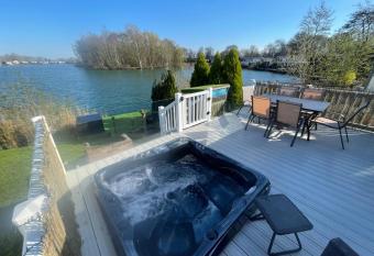Lakeside Retreat 1 with hot tub, private fishing peg situated at Tattershall Lakes Country Park has rooms with a private hot tub