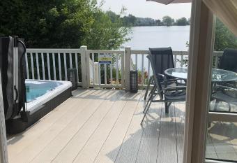 Lakeside Retreat 2 with hot tub, private fishing peg situated at Tattershall Lakes Country Park has rooms with a private hot tub