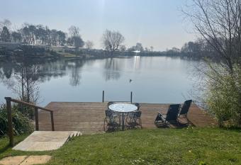 Lakeside Retreat 3 with hot tub, private fishing peg situated at Tattershall Lakes Country Park has rooms with a private hot tub