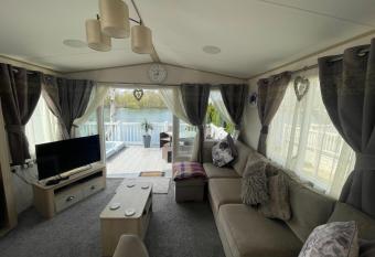 Lakeside Retreat 4 with hot tub, private fishing peg situated at Tattershall Lakes Country Park has rooms with a private hot tub